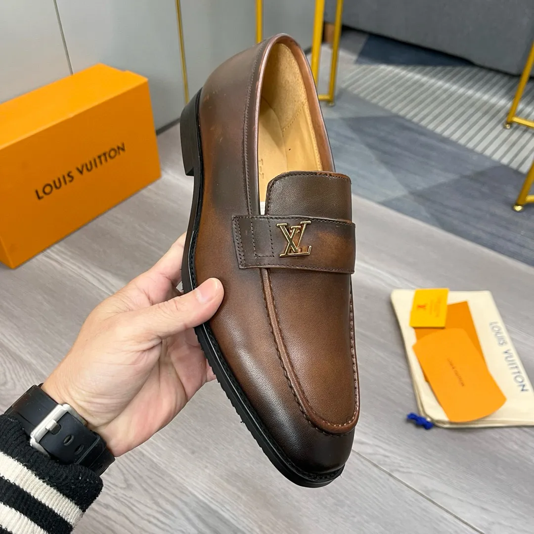 Factory price: 520💰-(LV) men’s formal leather shoes! Genuine molded horsebit, a classic must-have for your shoe cabinet! The feet are particularly delicate! This Gucci original version is a set last, and we are consistent with the counter! Therefore, it is more comfortable in terms of last shape and comfort! Take it to the counter and compare at will! Good shoes are more than just what they make! But grasp the essence from the inside out! Material: Imported first-layer cowhide! Genuine leather outsole imported from Italy, size: 39-44 (38/45 customized, non-refundable)